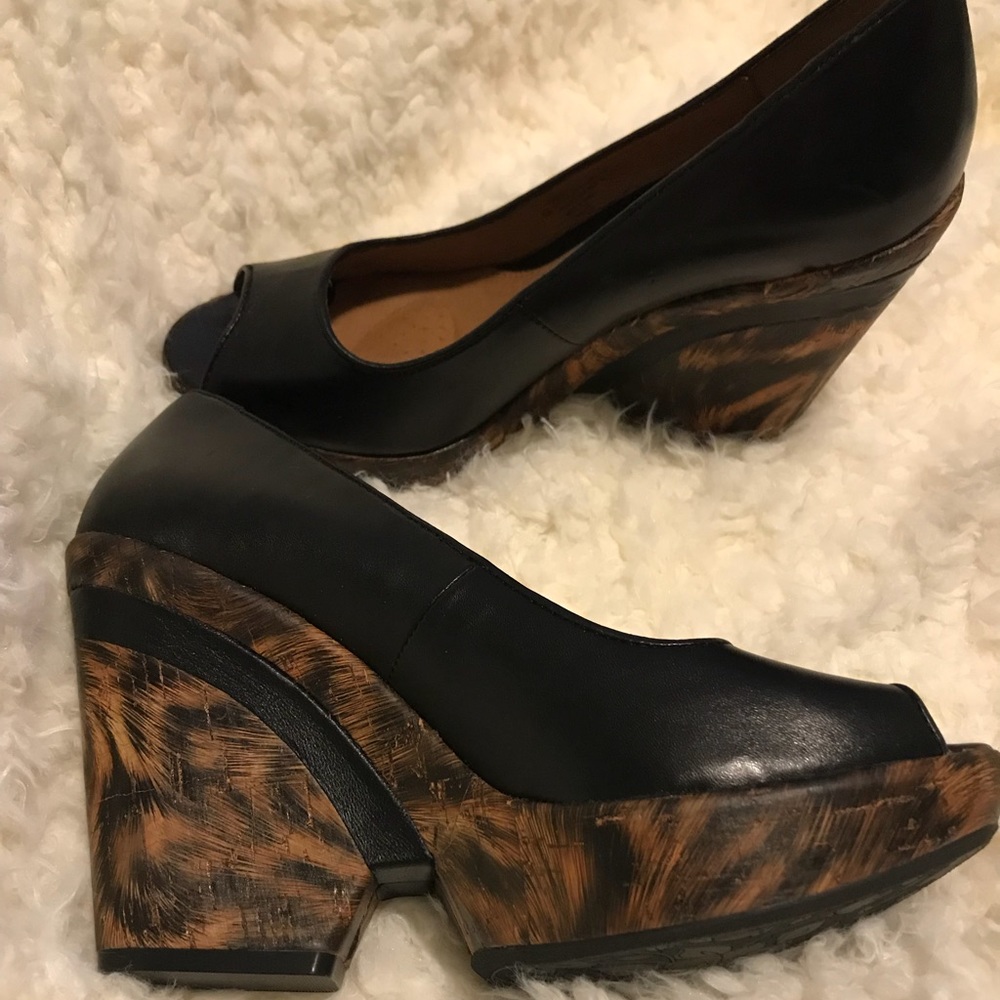 Sofft Olivia Leather Peep-toe Wedges